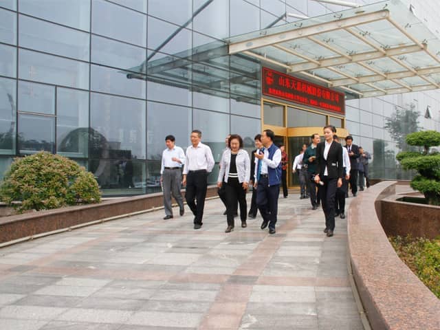 济宁市政协副主席倪丽君莅临星空真人机械调研指导工作