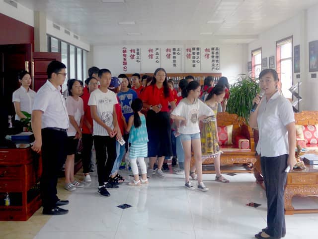 兖州区“牵手关爱 七彩暑期 感受城市 爱我家乡”活动走进星空真人机械