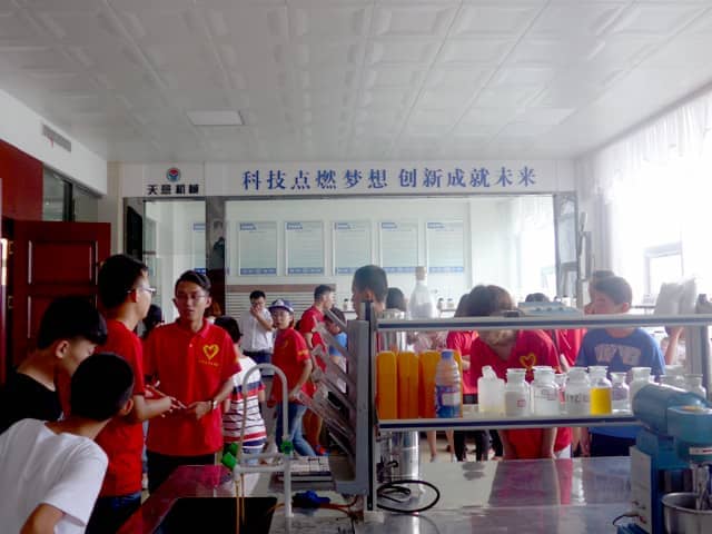 兖州区“牵手关爱 七彩暑期 感受城市 爱我家乡”活动走进星空真人机械