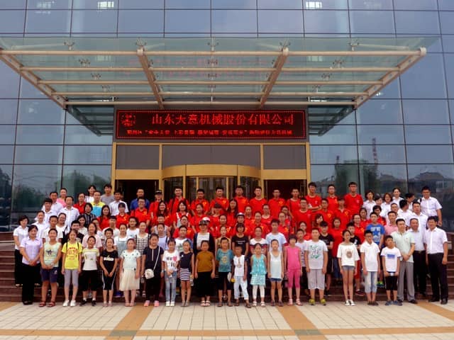 兖州区“牵手关爱 七彩暑期 感受城市 爱我家乡”活动走进星空真人机械