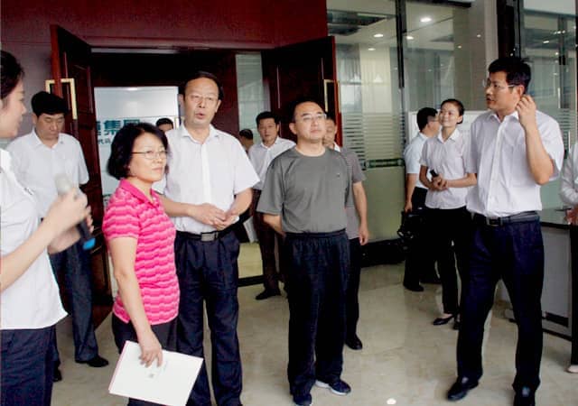 济宁市政协副主席戴伟娟一行莅临星空真人机械调研指导