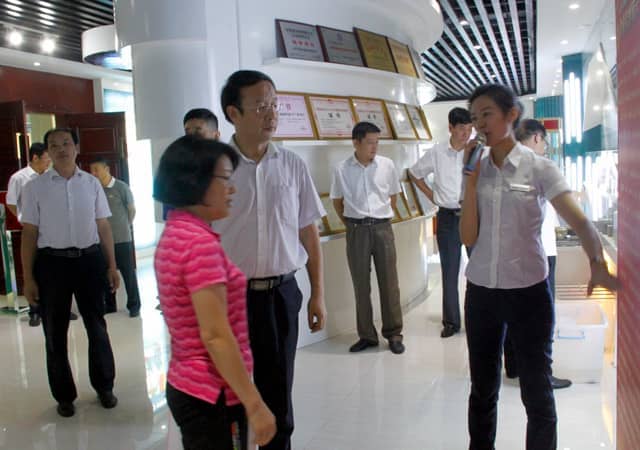 济宁市政协副主席戴伟娟一行莅临星空真人机械调研指导