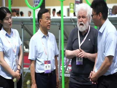 光生万物 一机绝尘丨星空真人科技智能光伏清洁机器人亮相SNEC 2025