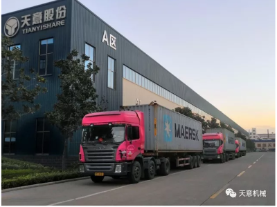 星空真人机械为柬埔寨客户加工生产年产80万平方轻质墙板生产线成功装车启运！